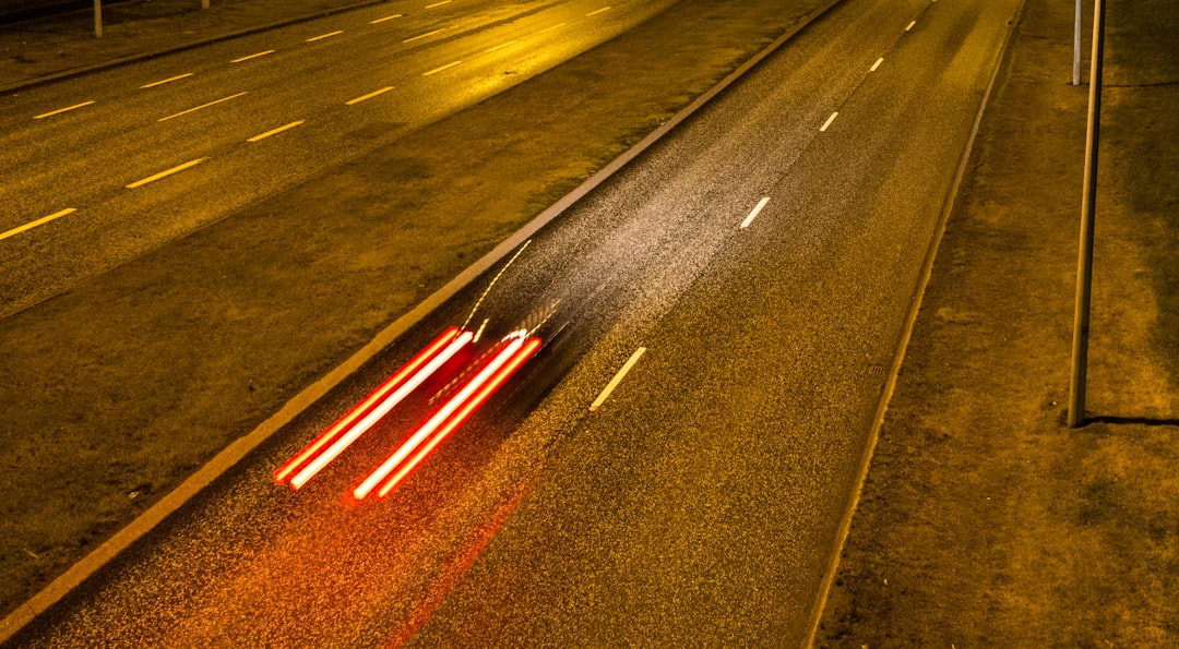 découvrez nos conseils pour conduire la nuit en toute sécurité. apprenez à gérer la fatigue, à mieux voir sur la route et à éviter les dangers spécifiques de la conduite nocturne.