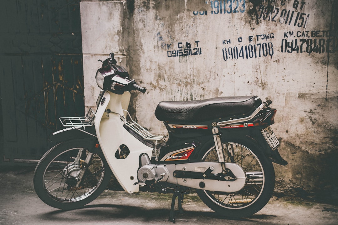 découvrez l'univers fascinant des motos vintage : un hommage aux modèles classiques qui ont marqué l'histoire de la moto. explorez les caractéristiques, l'esthétique et la passion qui entourent ces deux-roues emblématiques, tout en plongeant dans la culture de la customisation et de la restauration.