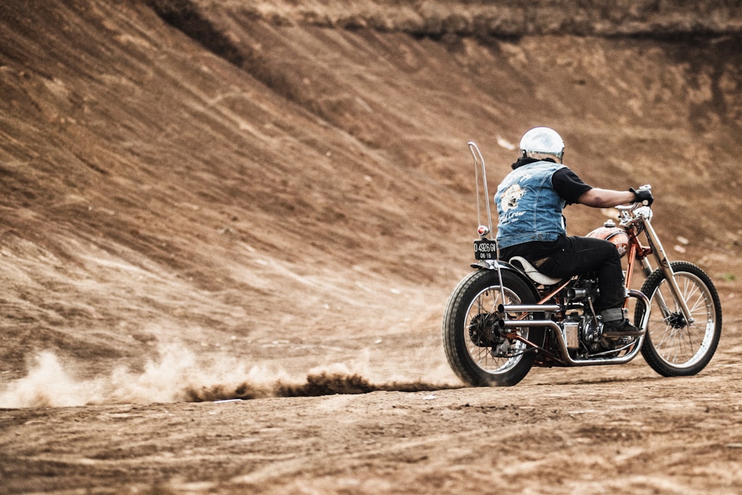 découvrez l'univers fascinant des motos vintage : un voyage à travers le temps avec des modèles emblématiques, leur histoire, leur design unique et la passion de la restauration. plongez dans la culture des motos anciennes et laissez-vous séduire par leur charme intemporel.