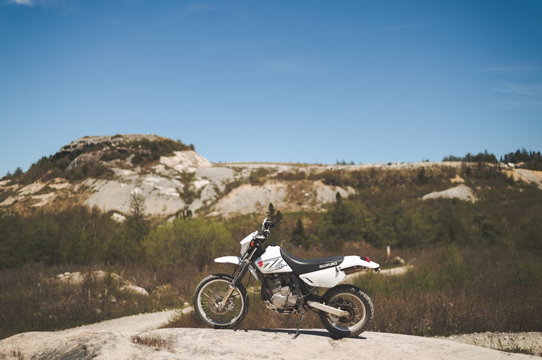 découvrez l'univers palpitant des motos d'aventure ! explorez des paysages à couper le souffle, ressentez l'adrénaline des trajets hors des sentiers battus et choisissez la moto qui vous emmènera vers de nouvelles découvertes. préparez-vous à l'aventure dès aujourd'hui !