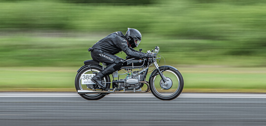 découvrez l'univers des motos vintage, alliant élégance rétro et performances modernes. plongez dans notre sélection de modèles emblématiques qui font revivre la passion des deux-roues d'antan.