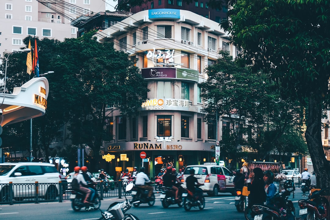 découvrez notre sélection de motos urbaines, alliant style moderne et performance, idéales pour naviguer dans la ville avec aisance et élégance. trouvez la moto qui correspond à votre personnalité et à votre passion pour la route.