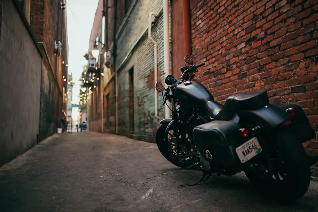 découvrez notre support pour sac de moto, conçu pour maintenir vos bagages en toute sécurité lors de vos trajets. idéal pour les motocyclistes à la recherche de performance et de praticité, ce support robuste garantit un chargement stable et facile d'accès.