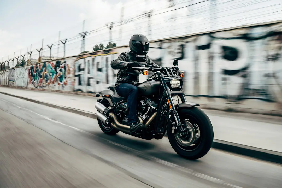 protégez votre moto des intempéries et de la poussière avec notre housse de moto durable et résistante. conçue pour s'adapter à tous les types de motos, notre couverture offre une protection optimale, assurant la longévité et le bon état de votre véhicule.