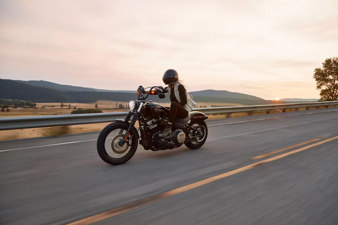 découvrez les causes et solutions pour éviter la surchauffe de votre moto. apprenez à reconnaître les signes de surchauffe et à maintenir votre moteur en parfait état pour une conduite en toute sécurité.