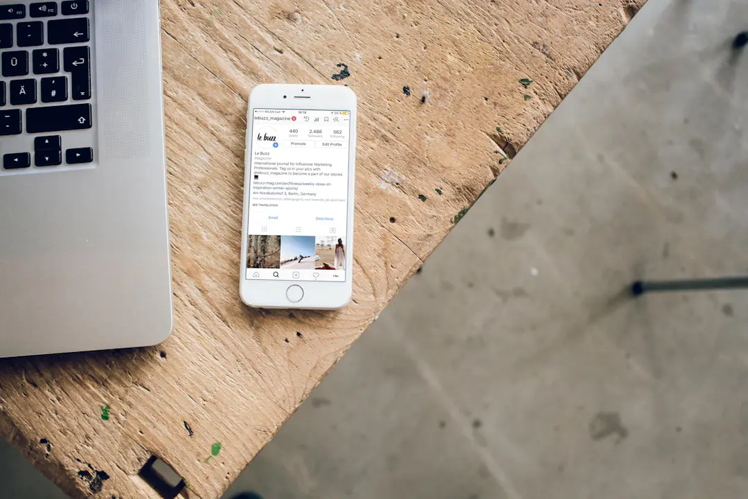 découvrez notre support de téléphone pour moto, conçu pour assurer une fixation solide et sécurisée de votre appareil lors de vos trajets. profitez d'une conduite en toute tranquillité tout en accédant facilement à vos applications de navigation ou de musique.