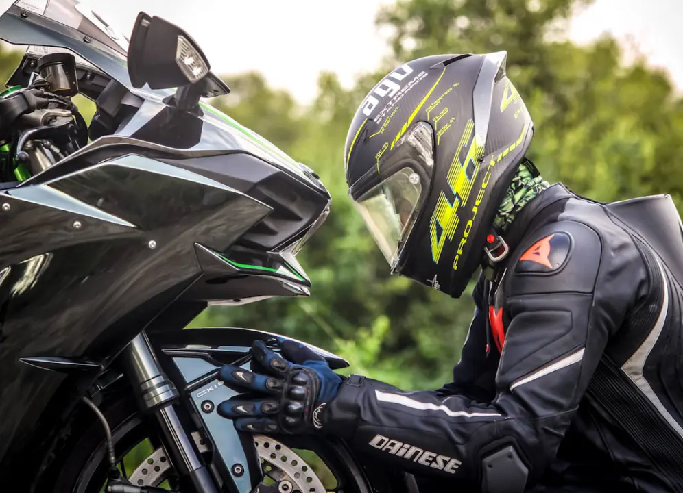 découvrez notre sélection de casques de moto, alliant sécurité, confort et style. protégez votre tête avec des modèles adaptés à toutes les pratiques et à tous les goûts. choisissez le casque parfait pour vos trajets en toute sérénité.