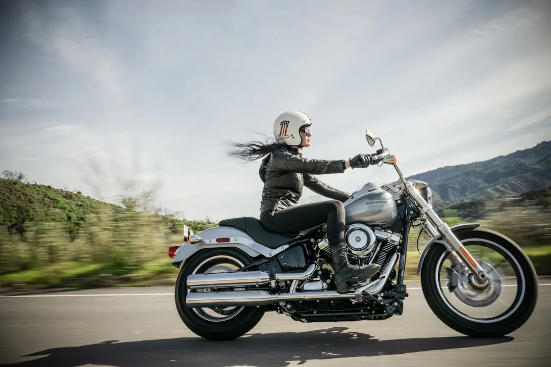 découvrez les systèmes de communication pour motos, conçus pour améliorer votre expérience de conduite. restez connecté avec vos compagnons de route grâce à des technologies de pointe qui assurent sécurité et commodité tout en roulant.